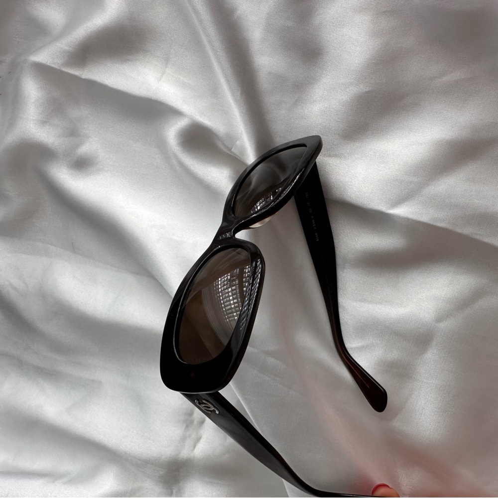 CHANEL Elegant Dark Brown Sunglasses - Picture 11 of 14
